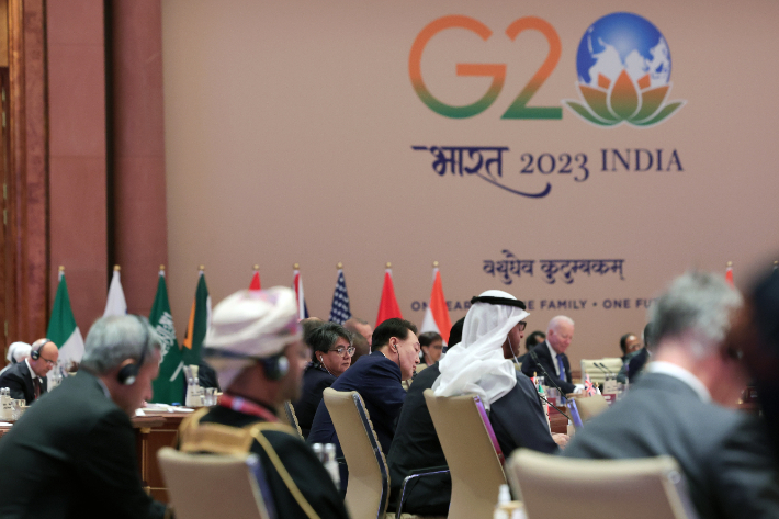 윤석열 대통령이 9일(현지시간) 인도 뉴델리 바라트 만다팜 국제컨벤션센터에서 열린 주요 20개국(G20) 정상회의 세션1 '하나의 지구'에 참석하고 있다. 연합뉴스