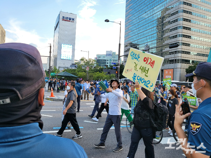 9일 오후 서울 종로구 새문안로에서 열린 후쿠시마 오염수 해양투기 중단 범국민대회 참가자들이 집회를 마치고 도심을 행진했다. 박희영 기자