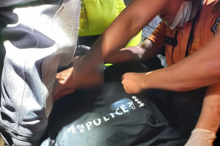10일 새벽 부산 기장 앞바다에 빠진 50대 여성이 해경에 의해 구조됐다. 울산해양경찰서 제공