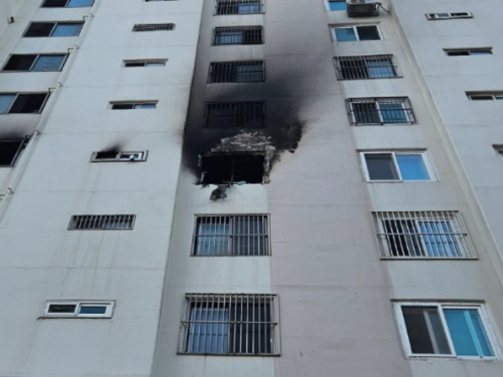 9일 오후 부산 부산진구 개금동의 한 아파트에서 불이 나 일가족 2명이 숨지고 1명이 중상을 입었다. 부산소방재난본부 제공