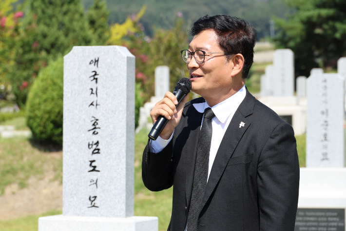 송영길 전 더불어민주당 대표가 10일 대전 유성구 국립대전현충원 홍범도 장군 묘역을 찾아 참배한 뒤 발언하고 있다. 연합뉴스