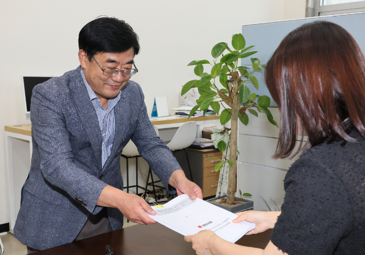 국민의힘 김진선 서울 강서병 당협위원장이 10일 국회 국민의힘 기획조정국에서 서울 강서구청장 보궐선거 공천을 위한 후보 등록을 하고 있다. 연합뉴스