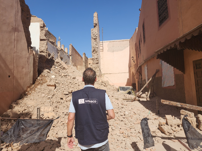 9일(현지시간) 모로코 마라케시에서 유네스코 직원이 지진으로 인해 피해를 입은 유적지를 조사하고 있다. 연합뉴스