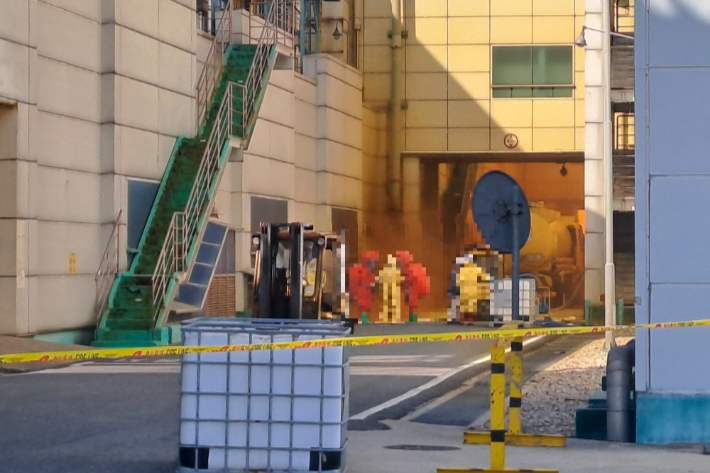 지난 9일 군산의 한 화학공장에서 폐산 누출 사고가 발생했다. 전북소방본부 제공
