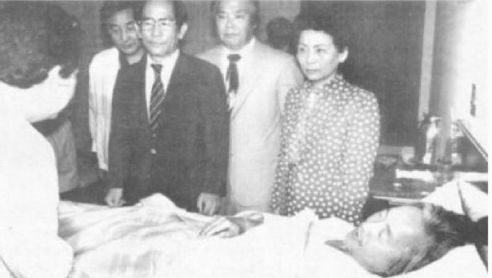 1983년 5월 당시 야당지도자 YS가 죽음을 내걸고 단식투쟁하는 모습을 부인 손명순 여사(오른쪽) 등이 안타까운 눈으로 바라보고 있다. 연합뉴스 