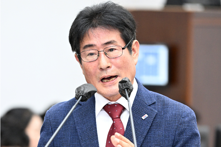 고태민 제주도의원이 11일 제420회 도의회 도정질문에서 오영훈 제주지사를 상대로 질의하고 있다. 제주도의회 제공