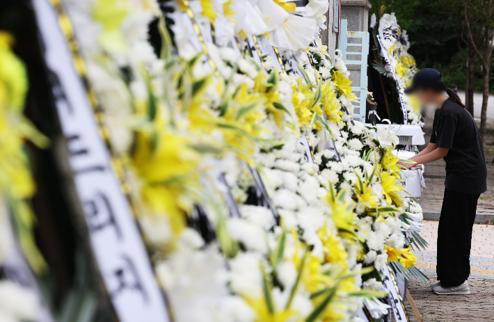 경기도 용인시의 한 고등학교에 지난 3일 숨진 채 발견된 교사를 추모하는 발길이 이어지고 있다. 연합뉴스