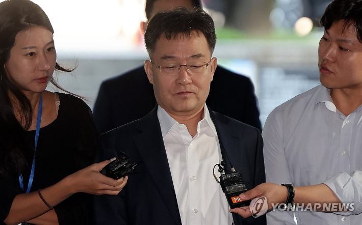 (서울=연합뉴스) 박동주 기자 = 화천대유자산관리 대주주 김만배 씨가 8일 오전 '대장동 일당'의 이해충돌방지법 위반 혐의 공판준비기일에 출석하기 위해 서울 서초구 서울중앙지법으로 들어가고 있다. 2023.9.8 pdj6635@yna.co.kr 연합뉴스