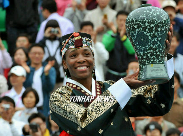 2007년 제4회 여자프로테니스(WTA) 한솔 코리아 오픈 단식 정상에 오른 비너스 윌리엄스가 한복을 입고 청자 우승컵을 들고 기뻐하는 모습. 연합뉴스