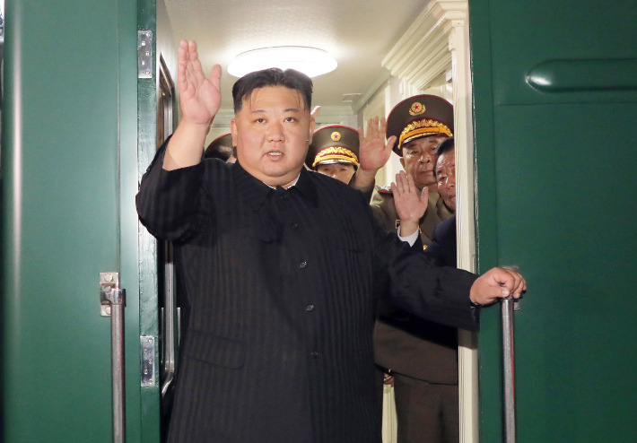 김정은 국방위원장이 러시아연방을 방문하기위해 9월 10일 오후 전용열차로 평양을 출발했다고 조선중앙통신이 12일 보도했다. 연합뉴스