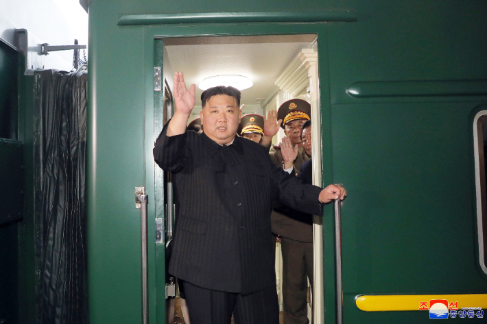 김정은 국방위원장이 러시아연방을 방문하기위해 9월 10일 오후 전용열차로 평양을 출발했다고 조선중앙통신이 12일 보도했다. 연합뉴스