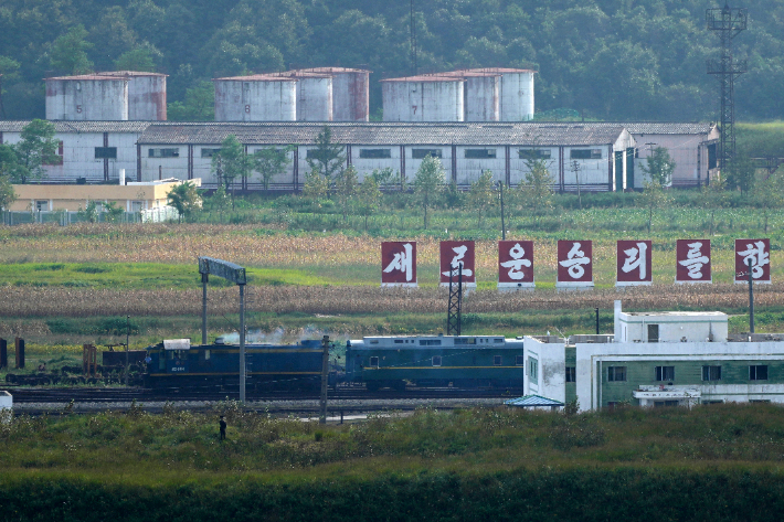 지난 11일 김정은 국무위원장이 탑승한 것으로 보이는 열차가 북한과 러시아의 국경을 지나는 모습. 연합뉴스