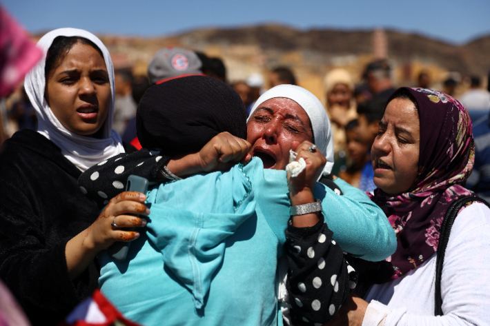 모로코 알하우즈주 물라이 브라힘 마을에서 열린 지진 희생자 장례식에서 사람들이 오열하고 있다. 연합뉴스
