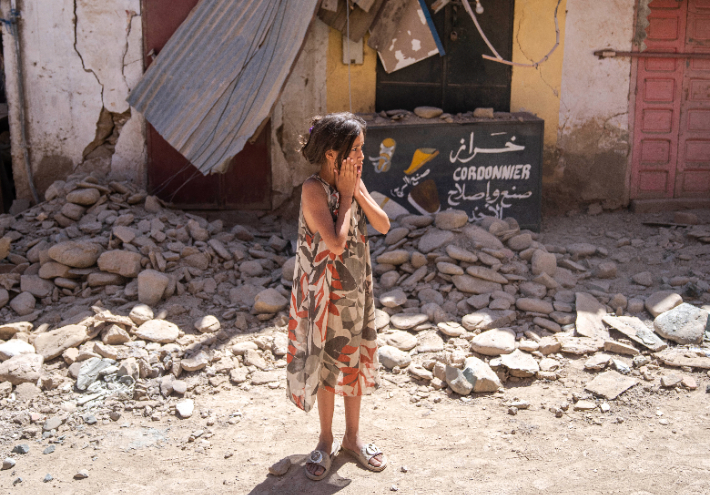 10일(현지시간) 한 아이가 규모 6.8 강진으로 초토화된 모로코 중부 아미즈미즈 마을을 바라보고 있다. 연합뉴스