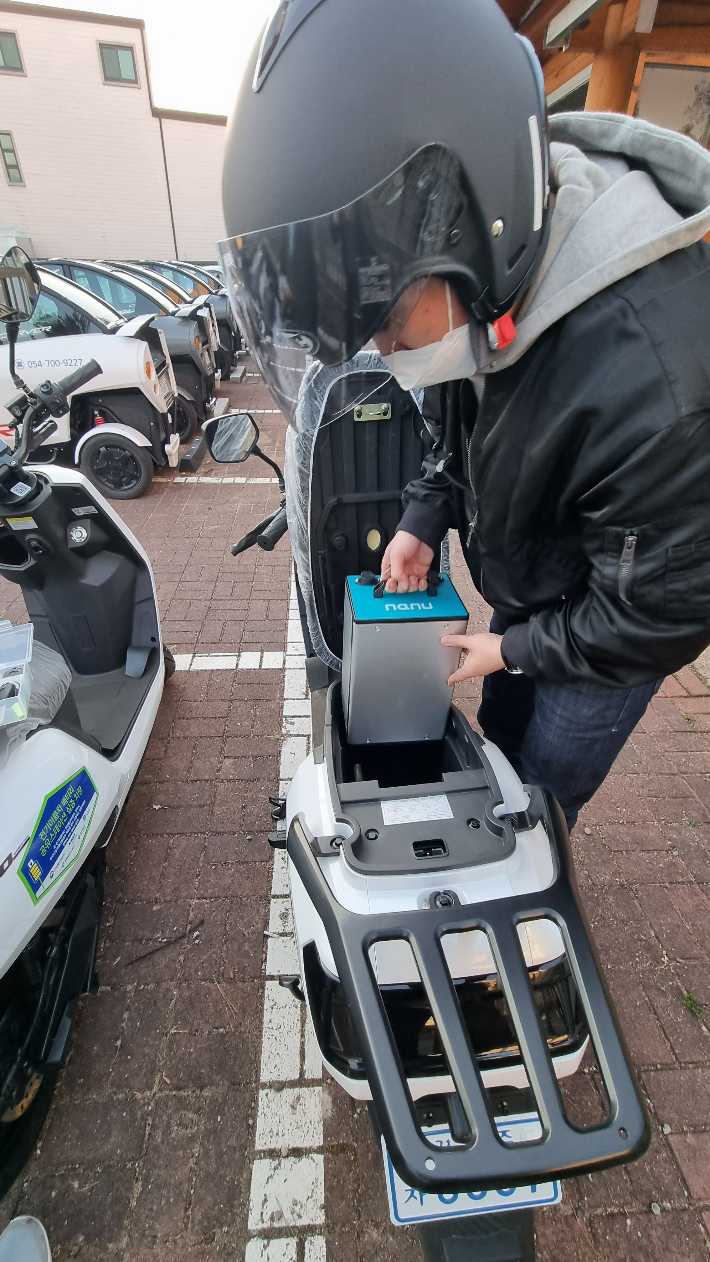 배터리 충전 대신 교환 사용해 전기 이륜차 사용의 효욜성을 높일 수 있다. 생기원은 서울과 경주에서 예비 실증 사업을 진행 중이다. 한국생산기술연구원 제공