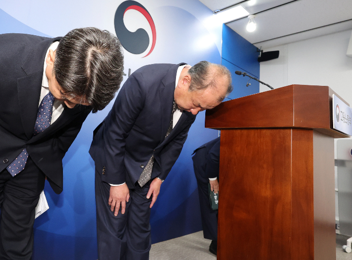 어수봉 한국산업인력공단 이사장(가운데)과 임직원들이 지난 5월 23일 세종시 정부세종청사에서 답안지 파쇄사고와 관련해 고개숙여 사과하는 모습. 연합뉴스