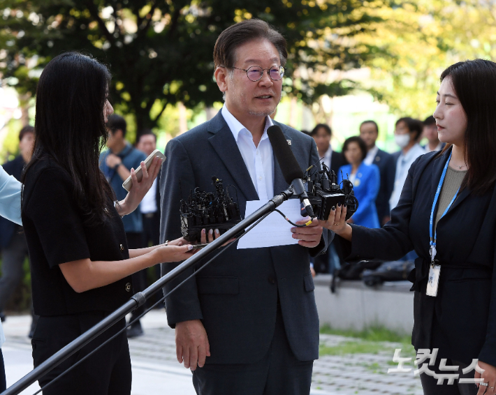 더불어민주당 이재명 대표가 지난 9일 쌍방울 대북 송금 의혹과 관련해 피의자 신분으로 경기 수원지검에 출석하는 모습. 수원=황진환 기자