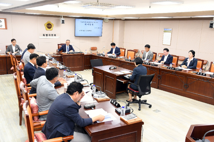 도의회 조례정비특별위원회. 경남도의회 제공 