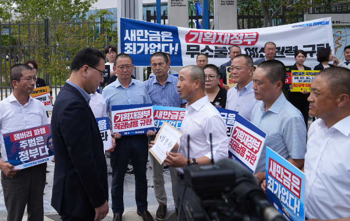 민주당 전북도당 한병도 위원장이 12일 기획재정부에 새만금 예산 삭감에 항의하는 서한을 전달하고 있다. 전북도의회 제공 