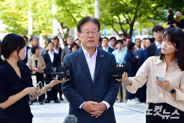 더불어민주당 이재명 대표가 쌍방울그룹 대북송금 의혹과 관련 조사를 받기 위해 12일 경기도 수원시 영통구 수원지방검찰청에 재출석하고 있다. 윤창원 기자