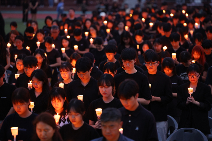 4일 오후 서울 서초구 서울교육대학교에서 열린 촛불문화제에서 참가자들이 묵념하고 있다.  연합뉴스