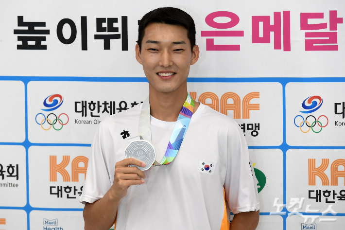 한국 육상 최초로 세계선수권에서 은메달을 획득한 '높이뛰기 간판' 우상혁. 노컷뉴스