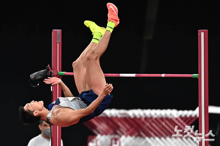 일본 도쿄 올림픽스타디움에서 열린 육상 남자 높이뛰기 결승전에서 우상혁이 2.35m에 성공하고 있다. 올림픽사진공동취재단