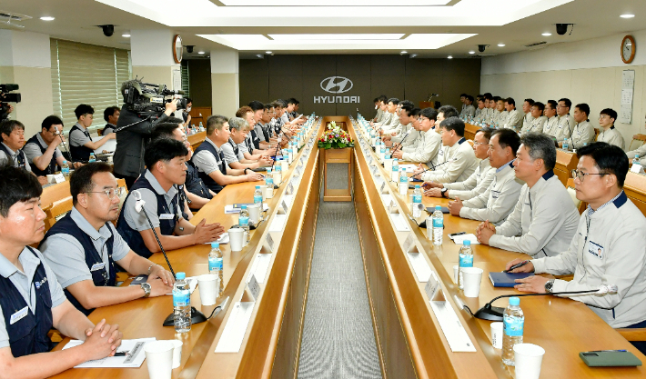  현대자동차 노사는 지난 6월 13일 울산공장 본관 동행룸에서 임단협 교섭 상견례를 가졌다. 현대자동차 제공 