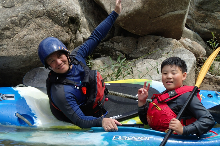 아버지와 카누를 타고 있는 박무림의 어린 시절. 박무림 제공