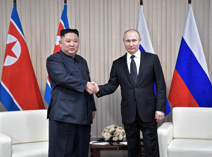 지난 2019년 4월 25일 푸틴 러시아 대통령과 악수하는 김정은 북한 국무위원장. 연합뉴스
