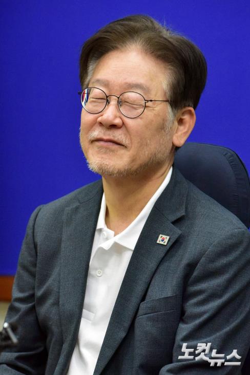 단식 14일 차인 더불어민주당 이재명 대표가 13일 서울 여의도 국회 본청 앞 단식투쟁천막에서 당대표회의실로 옮겨 단식을 이어가고 있다.