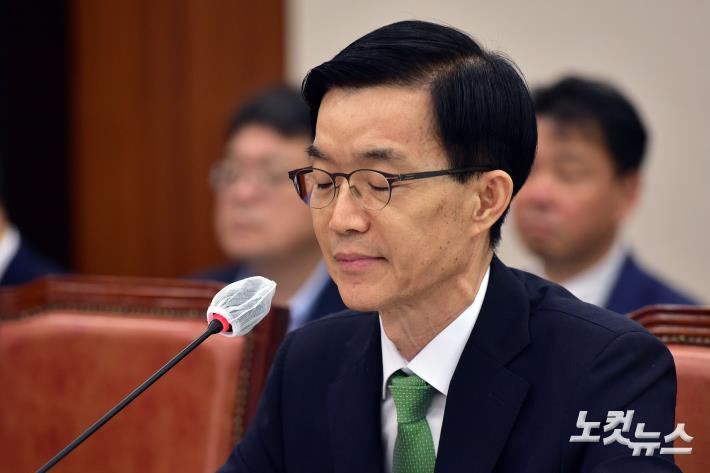 방문규 산업통상자원부 장관 후보자가 13일 서울 여의도 국회 산업통상자원중소벤처기업위원회에서 열린 인사청문회에서 눈을 감고 있다.