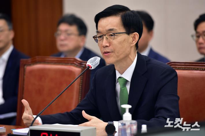 답변하는 방문규 산업통상자원부 장관 후보자