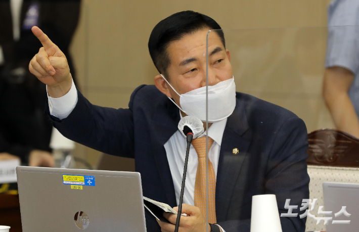국방부 장관 후보자로 내정된 신원식 국민의힘 의원이 지난해 10월 서울 용산구 합동참모본부 청사에서 열린 국정감사에서 질의하는 모습. 국회사진기자단