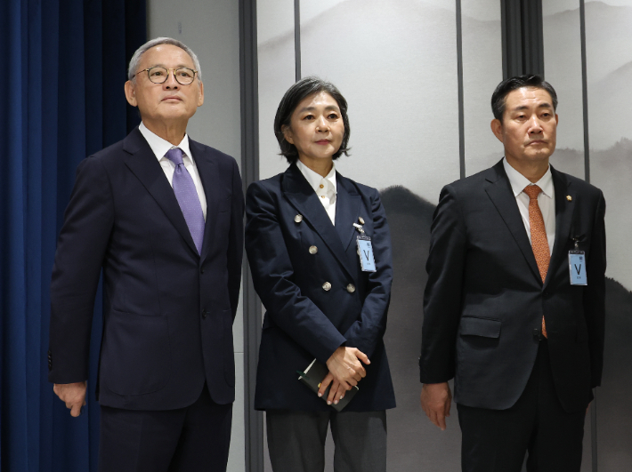 유인촌 문화체육관광부 장관 후보자(왼쪽부터), 김행 여성가족부 장관 후보자, 신원식 국방부 장관 후보자가 13일 서울 용산 대통령실 청사에서 열린 김대기 대통령 비서실장의 2차 개각 발표 브리핑에 배석하고 있다. 연합뉴스