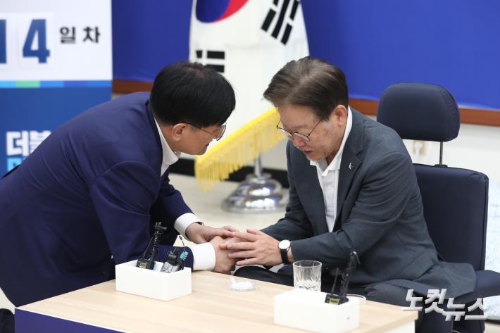 단식 14일차를 맞은 이재명 더불어민주당 대표가 13일 오후 서울 여의도 국회 당대표실에서 노영민 전 대통령비서실장과 인사를 나누고 있다.