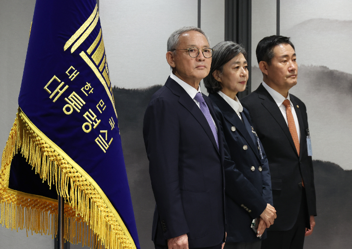 유인촌 문화체육관광부 장관 후보자(왼쪽 부터), 김행 여성가족부 장관 후보자, 신원식 국방부 장관 후보자가 13일 서울 용산 대통령실 청사에서 열린 김대기 대통령 비서실장의 2차 개각 발표 브리핑에 배석하고 있다. 연합뉴스