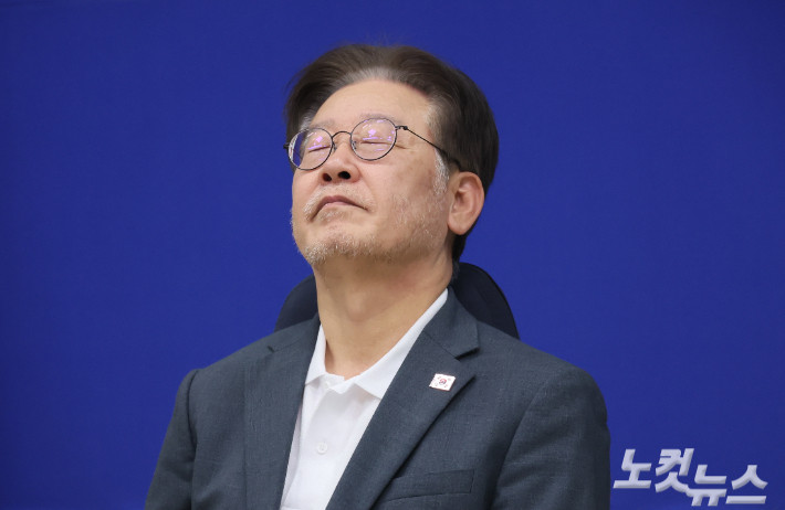 당 대표실서 14일 차 단식 이어가는 이재명     (서울=연합뉴스) 이정훈 기자 = 더불어민주당 이재명 대표가 13일 국회 당 대표실에서 14일차 단식 농성을 이어가고 있다. 이 대표는 이날 본청 앞에 있던 단식 현장을 본청 안 당 대표실로 옮겼다. 2023.9.13     uwg806@yna.co.kr (끝)   연합뉴스