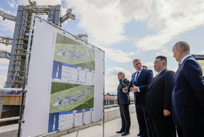 김정은 북한 국무위원장(오른쪽에서 두 번째)과 블라디미르 푸틴 러시아 대통령(오른쪽에서 첫 번째)이 13일(현지시간) 러시아 아무르주 보스토치니 우주기지를 둘러보고 있다. 연합뉴스