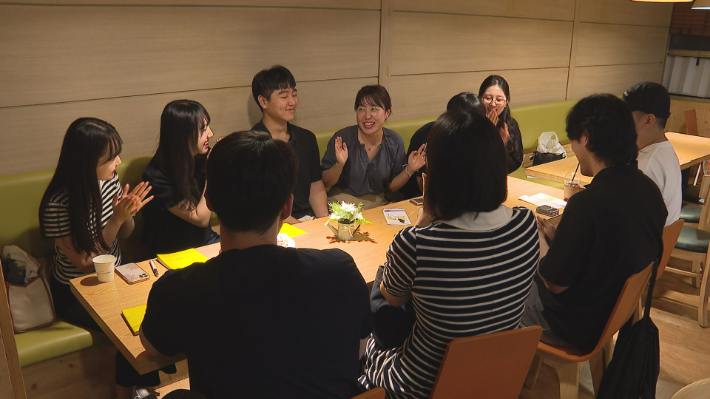 명륜중앙교회 청년부가 예배 후 새가족들을 환영하며 교제를 나누고 있다. 