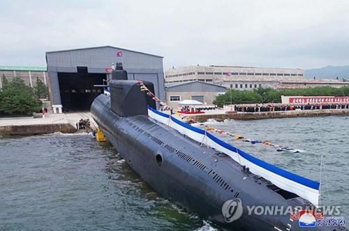 북한이 8일 공개한 수중에서 핵 공격이 가능한 전술핵공격잠수함. 연합뉴스