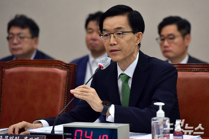 방문규 산업통상자원부 장관 후보자가 13일 서울 여의도 국회 산업통상자원중소벤처기업위원회에서 열린 인사청문회에서 의원 질의에 답변을 하고 있다. 윤창원 기자