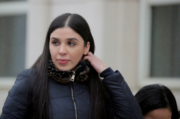 2019년 남편인 '엘 차포' 재판에 출석했다가 법원을 떠나는 엠마 코로넬 아이스푸로 자료사진. 연합뉴스