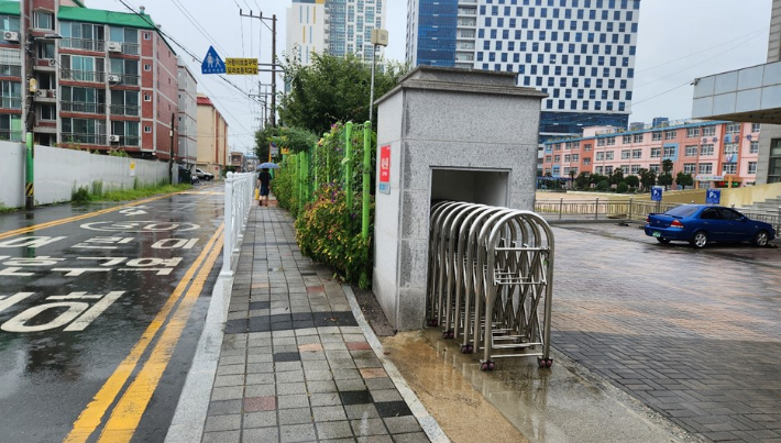 담장 이동 등의 공사로 넓어진 통학로 환경/부산시교육청 제공