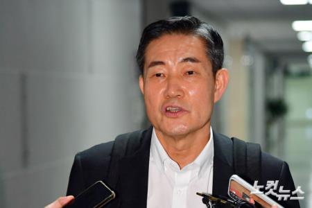 신원식 국방부 장관 후보자가 14일 서울 여의도 국회 의원회관 사무실로 출근 하며 취재진의 질문에 답변을 하고 있다.