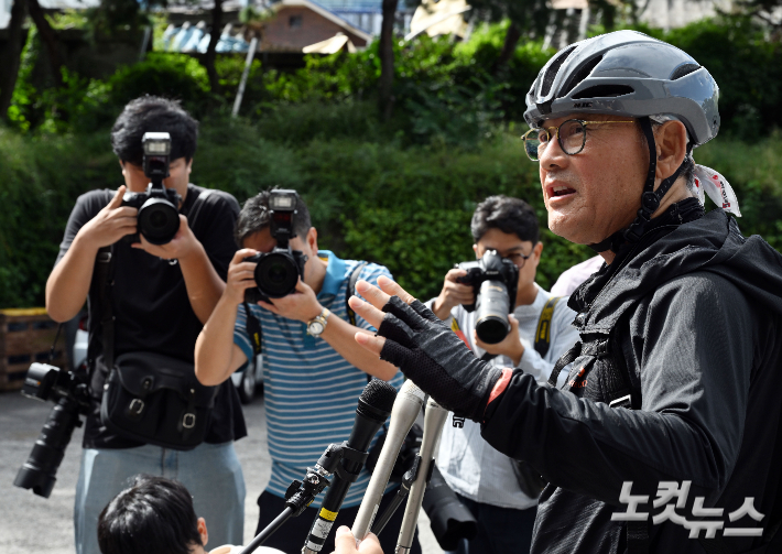 유인촌 문화체육관광부 장관 후보자가 14일 오전 서울 종로구에 마련된 인사청문회 준비 사무실로 출근하며 취재진의 질문에 답하고 있다. 황진환 기자