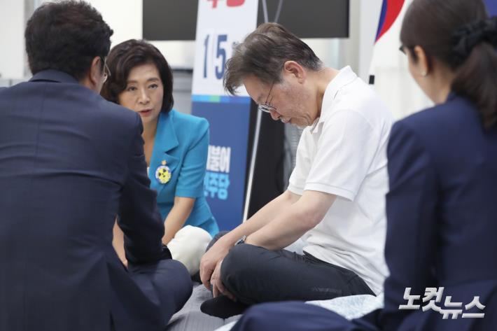 단식 15일차인 이재명 더불어민주당 대표가 14일 서울 여의도 국회 당대표실에서 우원식, 양이원영 의원의 이야기를 듣고 있다. 2023.9.14