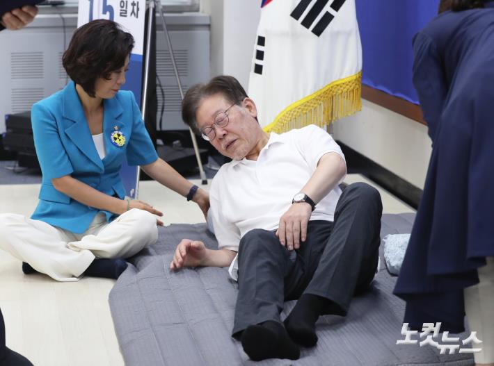 자리에 눕는 이재명 대표