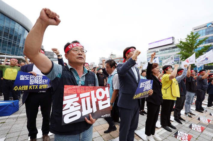 철도노조 호남본부 총파업 출정식     (광주=연합뉴스) 천정인 기자 = 철도노조 총파업이 시작된 14일 오후 광주송정역에서 철도노조 호남본부 총파업 출정식이 열리고 있다. 2023.9.14     iny@yna.co.kr (끝)   연합뉴스