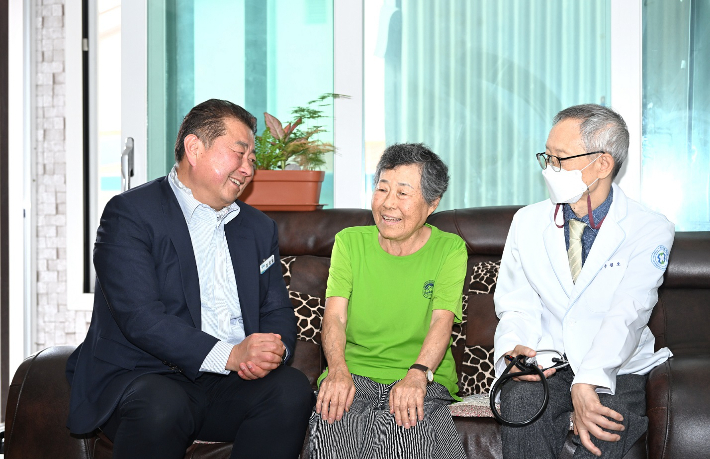 김경일 파주시장(왼쪽)이 지난달 14일 DMZ 대성동 마을을 방문해 고엽제 피해 주민을 위로했다. 파주시 제공